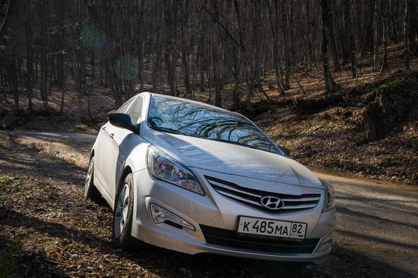 Araba Hyundai Solaris (vurgu) doğada duruyor. Büyük Kanyon, Kırım Cumhuriyeti. 2016-03-07