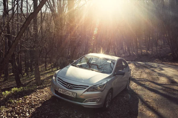 Coche Hyundai Solaris Accent Está Aparcado Naturaleza Gran Cañón República —  Fotos de Stock