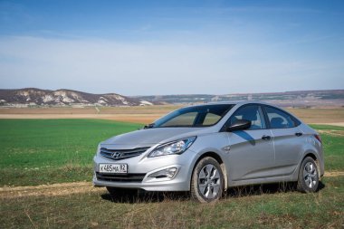 Araba Hyundai Solaris (vurgu) doğada duruyor. Eski Kermen, Kırım Cumhuriyeti. 2016-03-07