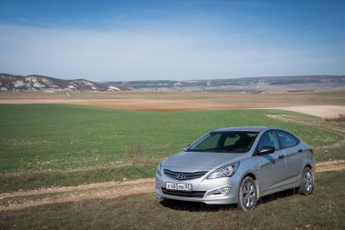 Araba Hyundai Solaris (vurgu) doğada duruyor. Eski Kermen, Kırım Cumhuriyeti. 2016-03-07