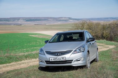 Araba Hyundai Solaris (vurgu) doğada duruyor. Eski Kermen, Kırım Cumhuriyeti. 2016-03-07