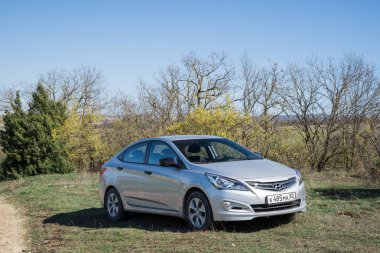 Araba Hyundai Solaris (vurgu) doğada duruyor. Eski Kermen, Kırım Cumhuriyeti. 2016-03-07