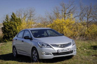 Araba Hyundai Solaris (vurgu) doğada duruyor. Eski Kermen, Kırım Cumhuriyeti. 2016-03-07