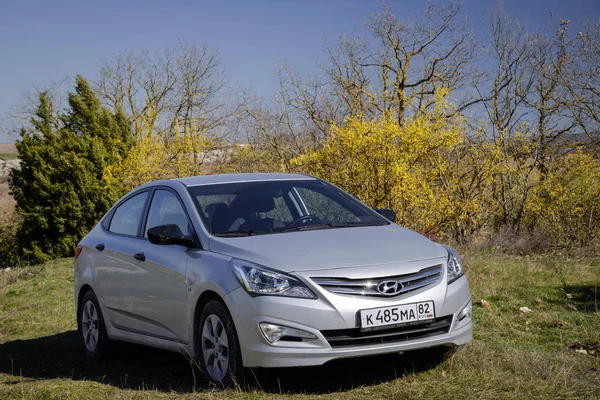 Araba Hyundai Solaris (vurgu) doğada duruyor. Eski Kermen, Kırım Cumhuriyeti. 2016-03-07