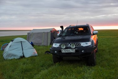 Jeep Mitsubishi Pajero Spor, Kalmykia bölgesi, Rusya. 04-22-2016