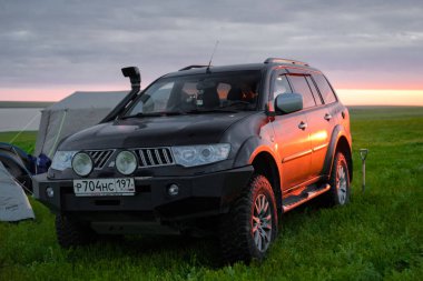 Jeep Mitsubishi Pajero Spor, Kalmykia bölgesi, Rusya. 04-22-2016