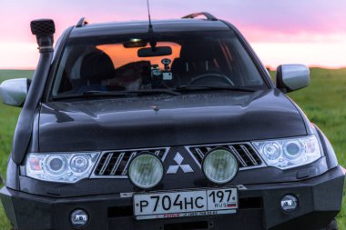 Jeep Mitsubishi Pajero Spor, Kalmykia bölgesi, Rusya. 04-22-2016