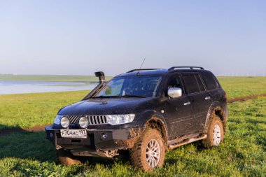 Jeep Mitsubishi Pajero Spor, Kalmykia bölgesi, Rusya. 04-22-2016