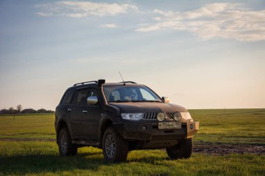 Jeep Mitsubishi Pajero Spor, Kalmykia bölgesi, Rusya. 04-22-2016