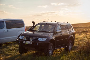 Jeep Mitsubishi Pajero Spor, Kalmykia bölgesi, Rusya. 04-22-2016