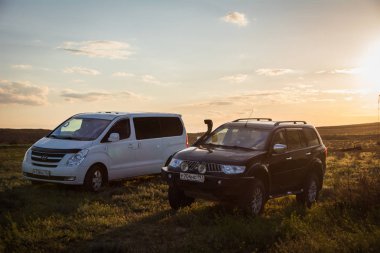 SUV Mitsubishi Pajero spor ve Grand Hyundai H-1 Starex, Kalmıkya region, Rusya Federasyonu. 04-16-2016
