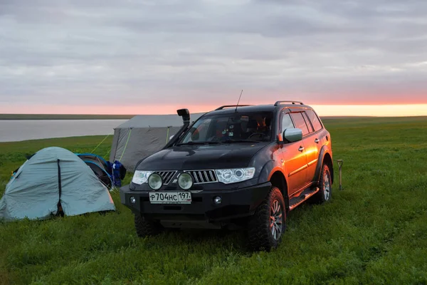 Jeep Mitsubishi Pajero Spor, Kalmykia bölgesi, Rusya. 04-22-2016
