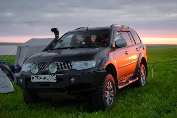 Jeep Mitsubishi Pajero Spor, Kalmykia bölgesi, Rusya. 04-22-2016