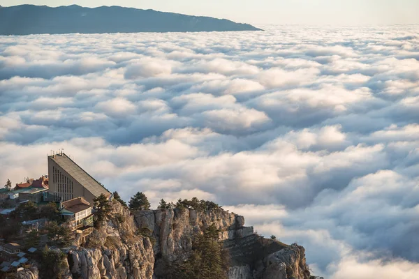 Dağ sırası Ai-Petri, Kırım Cumhuriyeti.