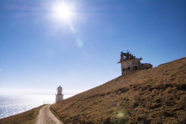 Deniz feneri ve terk edilmiş radyo-iletim deniz feneri, Cape Meganom yakın. Şehir bölge Sudak, Kırım Cumhuriyeti.