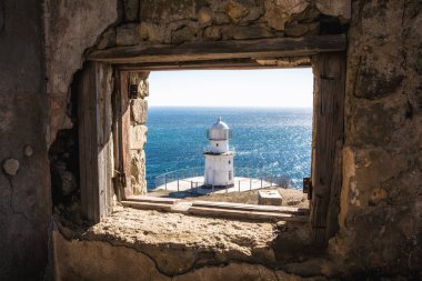 Deniz feneri. Terk edilmiş bir radyo-iletim için bir işaret göster. Cape Meganom. Şehir bölge Sudak, Kırım Cumhuriyeti.