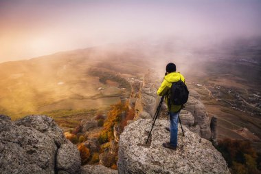 Fotoğrafçı gündoğumu vuruyor. Demerdzhi, Crimea