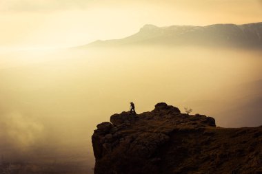 Fotoğrafçı günbatımı vuruyor. Demerdzhi, Crimea