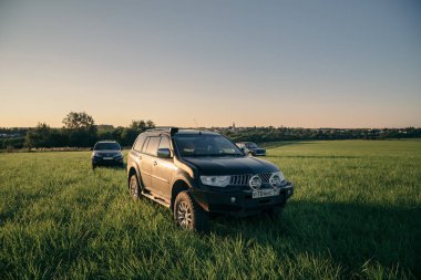 Mitsubishi Pajero spor, Lada Niva ve büyük Duvar H3 üzerine getirin. Moskova, Rusya. 31 Temmuz 2018