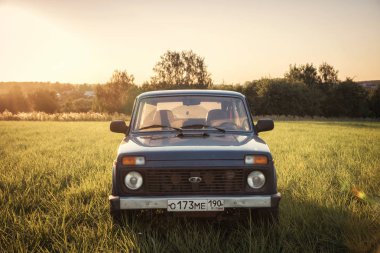 Mavi Sovyet ve Rus Suv Lada Niva (Vaz 2121 / 21214) Moskova, Rusya Federasyonu. 31 Temmuz 2018