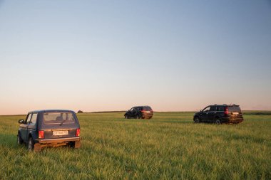 Mitsubishi Pajero spor, Lada Niva ve büyük Duvar H3 üzerine getirin. Moskova, Rusya. 31 Temmuz 2018