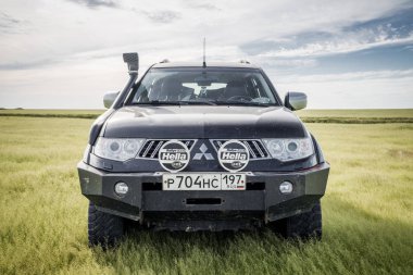 SUV Mitsubishi Pajero spor, Kalmıkya, Rusya Federasyonu. 3 Ağustos 2018