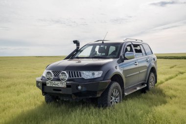 SUV Mitsubishi Pajero spor, Kalmıkya, Rusya Federasyonu. 3 Ağustos 2018