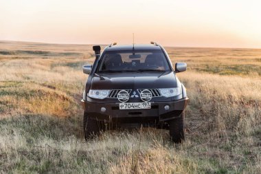 SUV Mitsubishi Pajero spor, Kalmıkya, Rusya Federasyonu. 3 Ağustos 2018