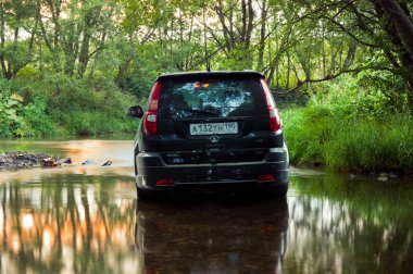 Çin Suv büyük duvar Hover H3 suda. Moskova, Rusya. 7 Ağustos 2012