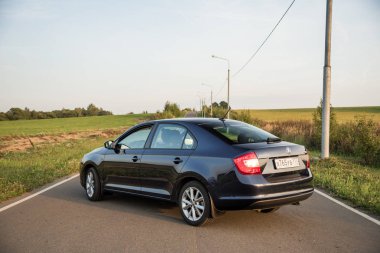 Mavi araba hızlı Skoda sedan. Moskova, Rusya. 6 Eylül 2018