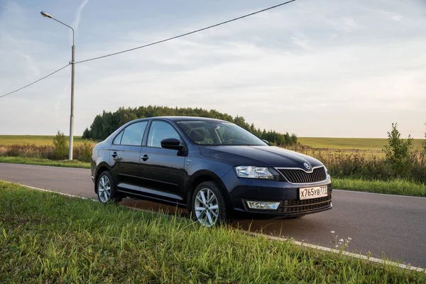 Mavi araba hızlı Skoda sedan. Moskova, Rusya. 6 Eylül 2018
