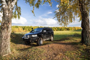 Mitsubishi Pajero spor ve güneşli bir sonbahar ağaçlarda. Moskova, Rusya. 8 Ekim 2017