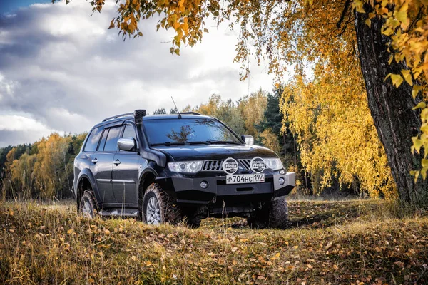 Mitsubishi Pajero Sport Stromy Podzim Slunečného Dne Moskva Rusko Října — Stock fotografie