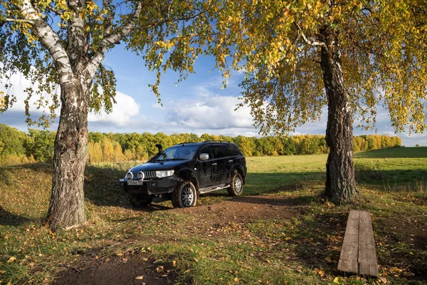 Mitsubishi Pajero Sport Och Träd Hösten Solig Dag Moscow Ryssland — Stockfoto
