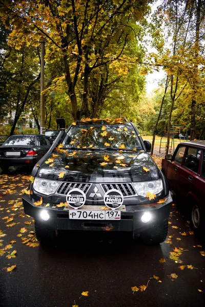 Garé Mitsubishi Pajero Sport Dans Les Feuilles Érable Moscou Russie — Photo