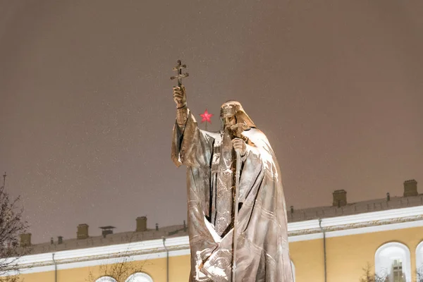 家長ヘルモゲネスとクレムリン スターの記念碑 クリスマスと新年の前に冬のモスクワ モスクワ ロシア 2016 — ストック写真