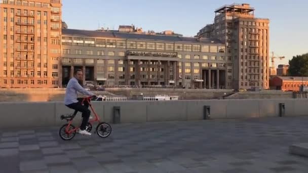 Paseos Bicicleta Strida Largo Del Terraplén Moscú Rusia Septiembre 2018 — Vídeo de stock