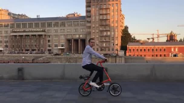 Paseos Bicicleta Strida Largo Del Terraplén Moscú Rusia Septiembre 2018 — Vídeo de stock