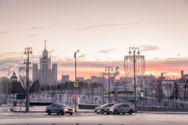 Yapı Kotelnicheckaya dolgu ve polis araçları üzerinde. Moskova, Rusya. 9 Ocak 2018