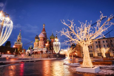 Vasili mübarek katedral ve işçinin Kulesi. Noel ve yeni yıl önce kış Moskova. Kremlin, Moskova, Rusya Federasyonu. 9 Ocak 2018
