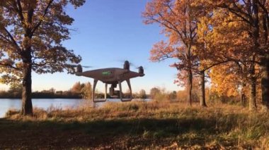 Gösteri uçuş drone ile DJI indeks işlem Phantom 4 Pro sonbahar ormanın içinde. Moskova, Rusya. 12 Ekim 2018