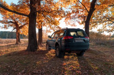 Mitsubishi Pajero spor ve güneşli bir sonbahar ağaçlarda. Moskova, Rusya. 12 Ekim 2018