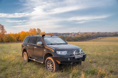 Mitsubishi Pajero spor ve güneşli bir sonbahar ağaçlarda. Moskova, Rusya. 12 Ekim 2018