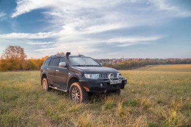 Mitsubishi Pajero spor ve güneşli bir sonbahar ağaçlarda. Moskova, Rusya. 12 Ekim 2018