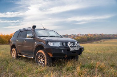 Mitsubishi Pajero spor ve güneşli bir sonbahar ağaçlarda. Moskova, Rusya. 12 Ekim 2018