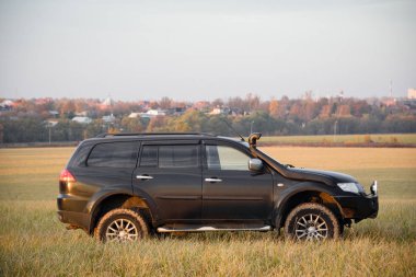 Mitsubishi Pajero spor ve güneşli bir sonbahar ağaçlarda. Moskova, Rusya. 12 Ekim 2018