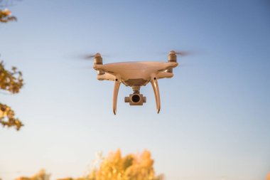 Gösteri uçuş drone ile DJI indeks işlem Phantom 4 Pro sonbahar ormanın içinde. Moskova, Rusya. 12 Ekim 2018