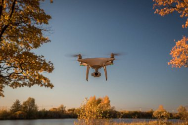 Gösteri uçuş drone ile DJI indeks işlem Phantom 4 Pro sonbahar ormanın içinde. Moskova, Rusya. 12 Ekim 2018