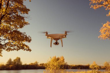 Gösteri uçuş drone ile DJI indeks işlem Phantom 4 Pro sonbahar ormanın içinde. Moskova, Rusya. 12 Ekim 2018