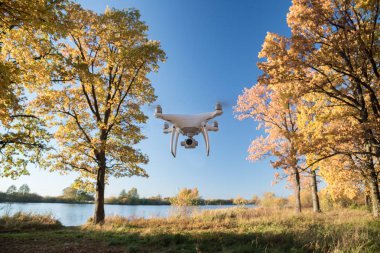 Gösteri uçuş drone ile DJI indeks işlem Phantom 4 Pro sonbahar ormanın içinde. Moskova, Rusya. 12 Ekim 2018